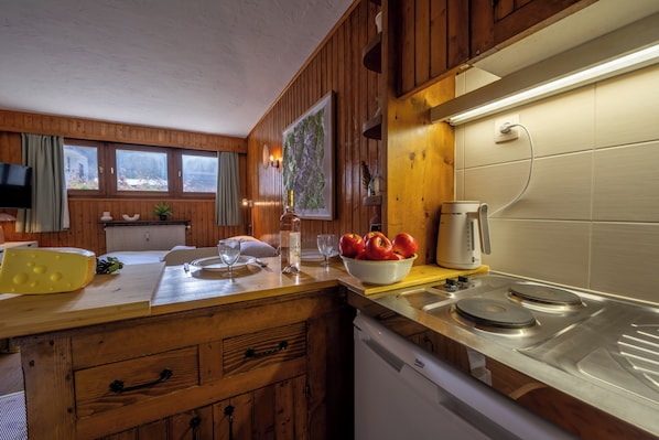 Réfrigérateur, plaque de cuisson, cafetiÚre/bouilloire, grille-pain