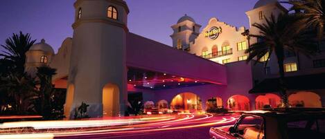 Un hotel con un estilo arquitectónico distintivo, con torres abovedadas y un llamativo letrero de Hard Rock.