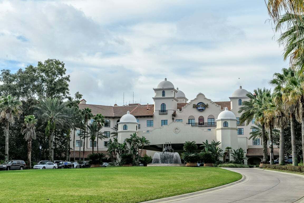 Um hotel grande com várias estruturas em cúpula e uma fonte na frente.