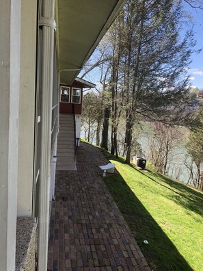 Terrace/patio - My Old KY Lakehouse - Next to Burnside Marina on Lake Cumberland. 5,000+sf. (Burnside)
