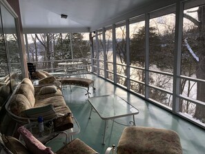 Smart TV, fireplace - My Old KY Lakehouse - Next to Burnside Marina on Lake Cumberland. 5,000+sf. (Burnside)