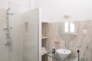 Chuveiro, secador de cabelo, bidê, toalhas de banho