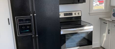 Een koelkast, een magnetron, een oven, een kookplaat