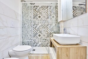 Shower, hair dryer, bidet, towels - GuestHost - Cozy Salerno Center: Prime Location (Salerno)