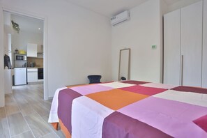 1 slaapkamer, een strijkplank/strijkijzer, wifi, beddengoed