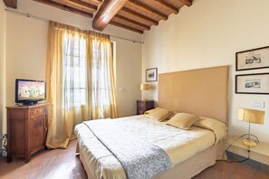 2 bedrooms, iron/ironing board, WiFi