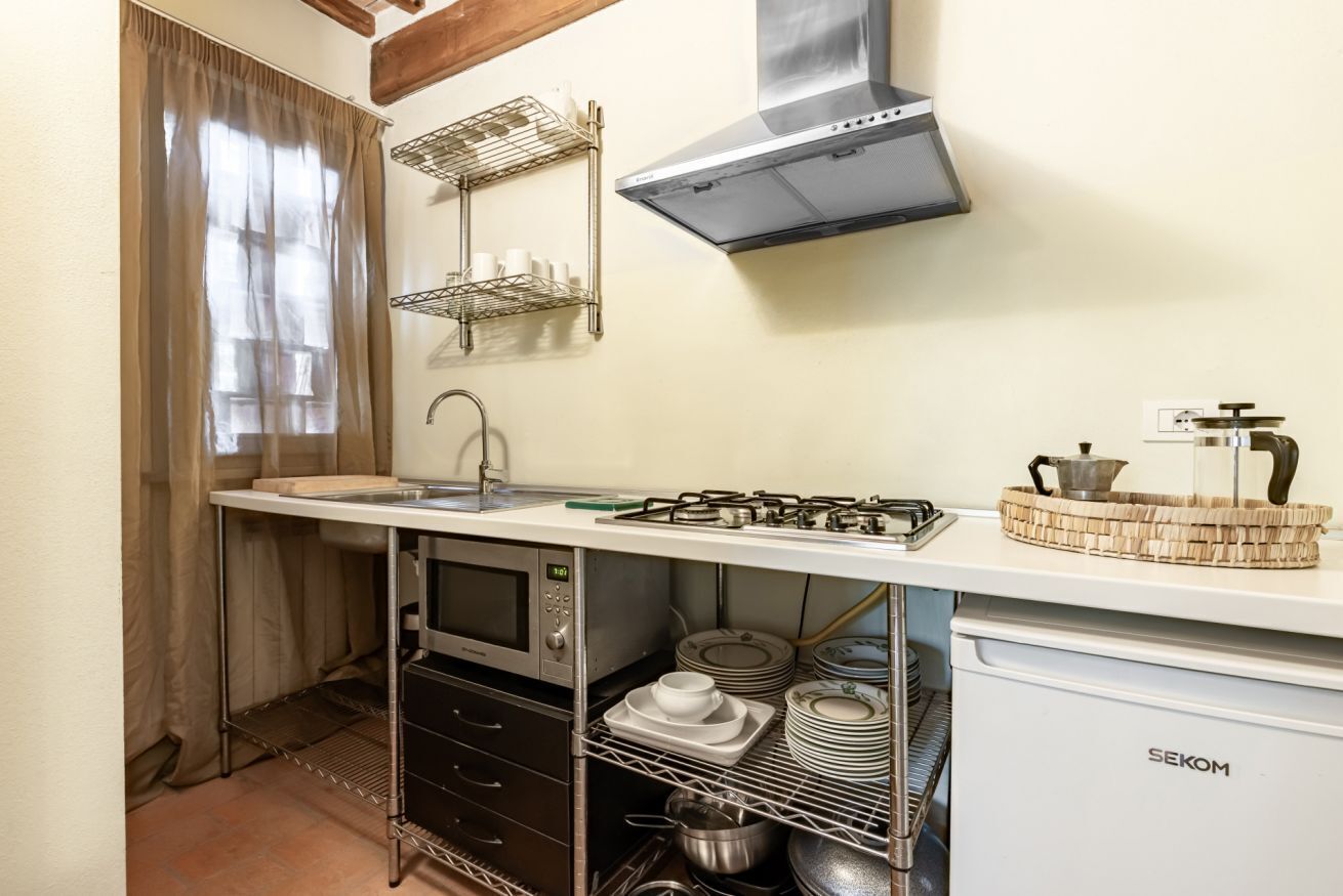 Réfrigérateur, micro-ondes, plaque de cuisson, grille-pain