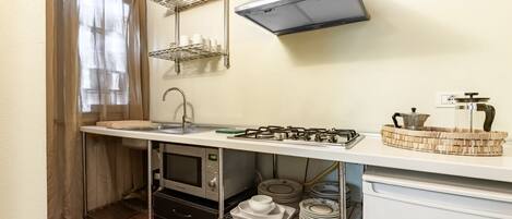 Réfrigérateur, micro-ondes, plaque de cuisson, grille-pain