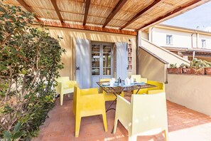 Outdoor dining - Large apartment of 90 sqm located on the ground floor of the renowned Residence La Mandolata, perfect for 6 people.The residence is located in Lido Camaiore and offers a shared swimming pool and large garden, ideal for relaxing moments! A few steps fro (Lido a Camaiore)