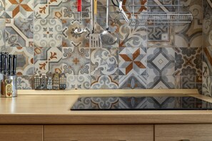 Réfrigérateur, micro-ondes, plaque de cuisson, lave-vaisselle