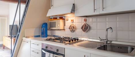 Jääkaappi, mikroaaltouuni, uuni, liesi