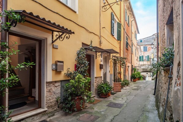 Exterior detail - The Arcolan Cottage! Your Medieval Getaway x4 (Arcola)