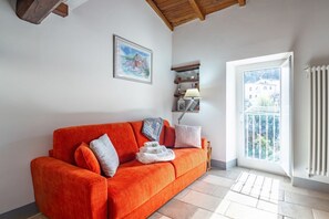 Living area - The Arcolan Cottage! Your Medieval Getaway x4 (Arcola)