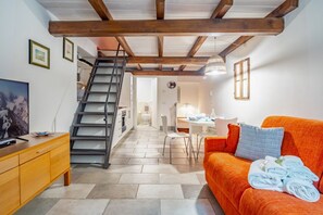 Living area - The Arcolan Cottage! Your Medieval Getaway x4 (Arcola)