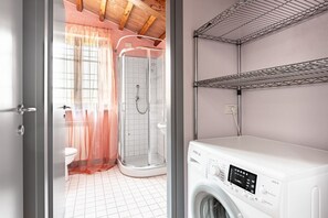 Douche, sèche-cheveux, bidet