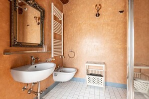 Regadera, secadora de cabello, bidet 
