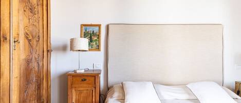 2 habitaciones, tabla de planchar con plancha, wifi y ropa de cama