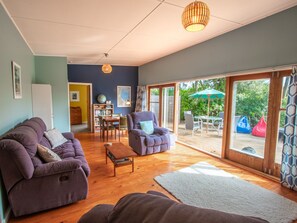 Télévision, cheminée, lecteur de DVD, table de tennis de table