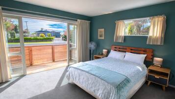 4 bedrooms, iron/ironing board, free WiFi, bed sheets