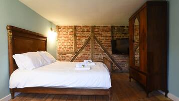 3 bedrooms, desk, iron/ironing board, travel crib