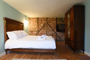 3 slaapkamers, een bureau, een strijkplank/strijkijzer, reisbedje