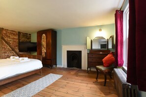 3 habitaciones, escritorio y tabla de planchar con plancha 