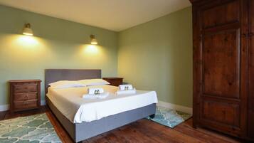 3 bedrooms, desk, iron/ironing board, travel crib