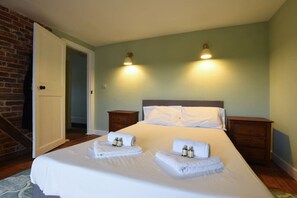3 Schlafzimmer, Schreibtisch, Bügeleisen/Bügelbrett, Reisekinderbett