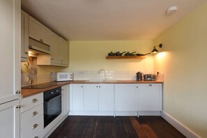 Een koelkast, een magnetron, een oven, een kookplaat