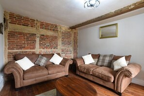 Een televisie en een open haard