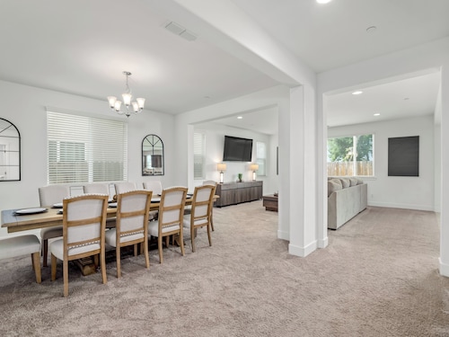 NEW Clovis House - 4 Bed: 3 Bath - Hot Tub - Garage