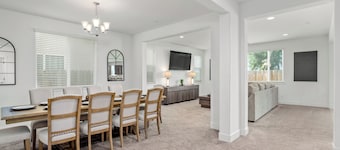 NEW Clovis House - 4 Bed: 3 Bath - Hot Tub - Garage