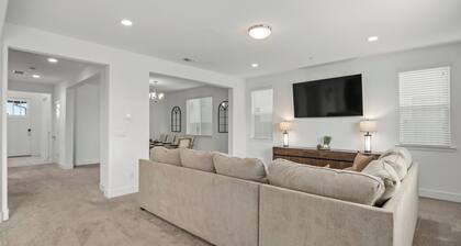 NEW Clovis House - 4 Bed: 3 Bath - Hot Tub - Garage