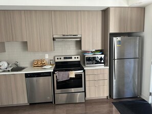 Fridge, microwave, oven, stovetop - cozy one bed room complete home (Toronto)