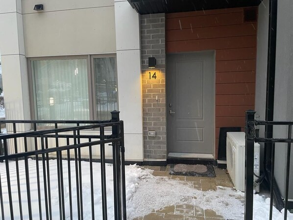 Property grounds - cozy one bed room complete home (Toronto)