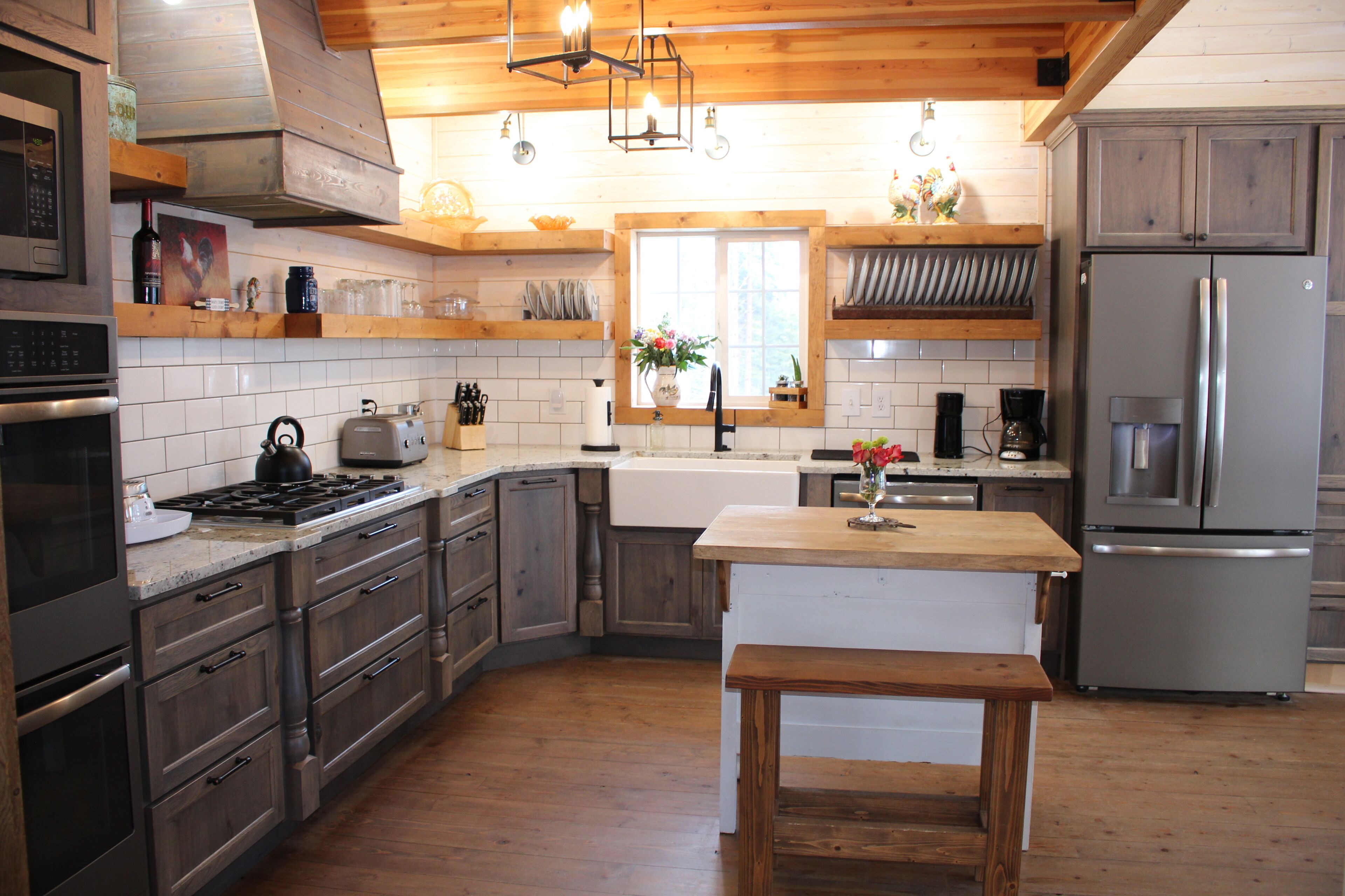 Ultra Luxury Mountain Retreat w/hot tub and huge game room with a bar & smart tv