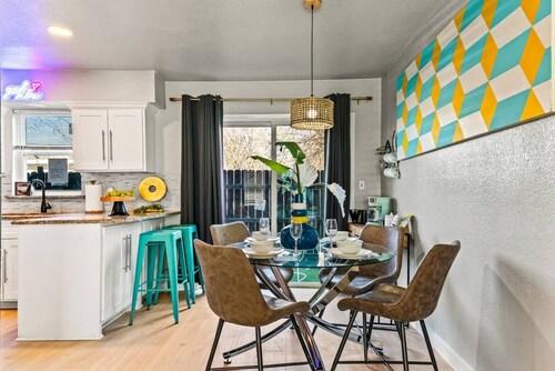 Stylish & Comfy Downtown Gem ~ Workspace ~ Parking