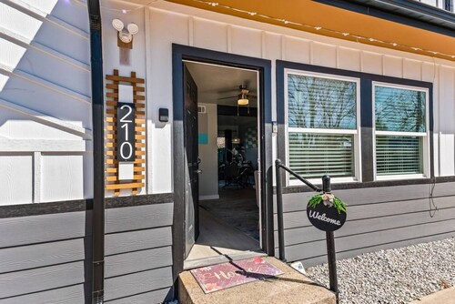 Stylish & Comfy Downtown Gem ~ Workspace ~ Parking