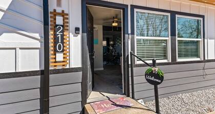 Stylish & Comfy Downtown Gem ~ Workspace ~ Parking