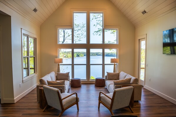 Smart TV, video games, foosball, table tennis - Lake Martin Luxury - The BEST Group Lake House! -- 6 Bedrooms -- Arcade -- Dock (Jacksons' Gap)