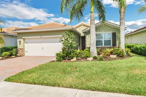 Exterior - Gated Community - Close to Beaches, Parks, Dining & Shops! Easy Walk to Community Pool! (Fort Myers)