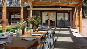 Outdoor dining - Kangaroo Creek Estate Daylesford (Wheatsheaf)