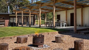Outdoor dining - Kangaroo Creek Estate Daylesford (Wheatsheaf)