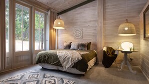 6 bedrooms, desk, iron/ironing board, WiFi