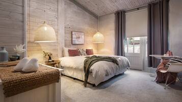 6 Schlafzimmer, Schreibtisch, Bügeleisen/Bügelbrett, Reisekinderbett