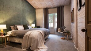 6 habitaciones, escritorio, tabla de planchar con plancha y wifi