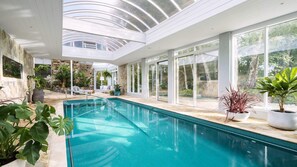 Una piscina techada