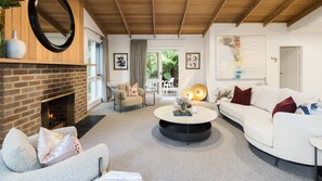 Televisio, takka, työhuone