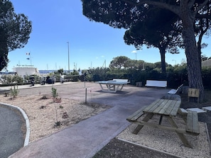 Outdoor dining - T2 SWIMMING POOL JARDINS D’YS (LES ISSAMBRES)