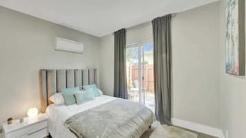 1 quarto, ferros/tábuas de passar roupa, berço de viagem